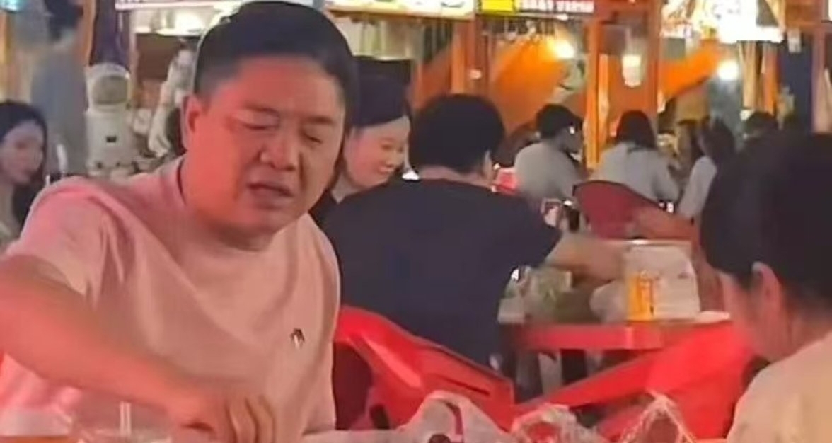 刘强东现身福州夜市，吃小龙虾嗦螺丝粉