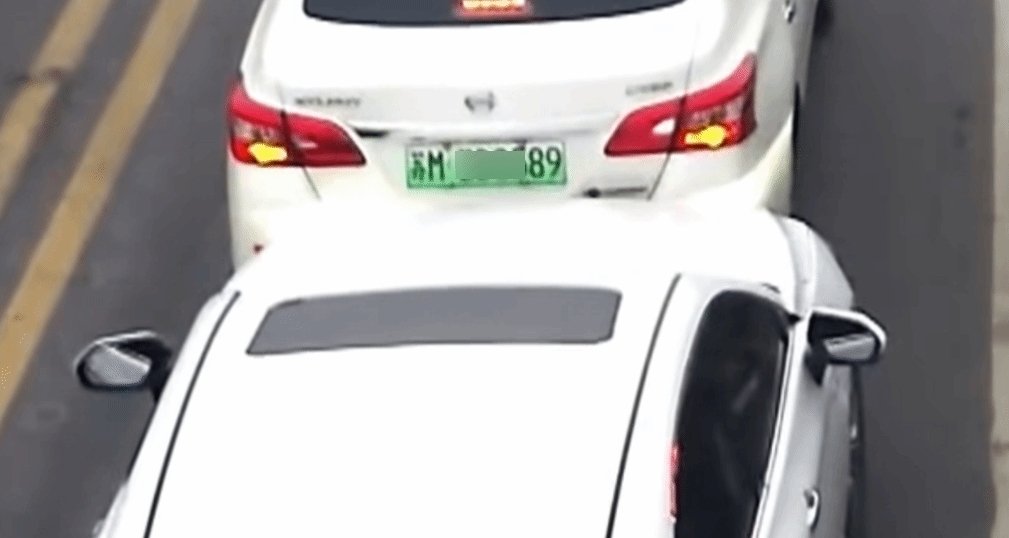 千鈞一髮！後車失控，前車女車主以車爲盾擋險救路人