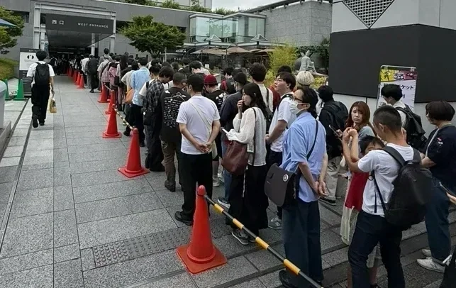 惊呆了！可能是史上最多排队人的一天！乡下小镇京都也是好起来了