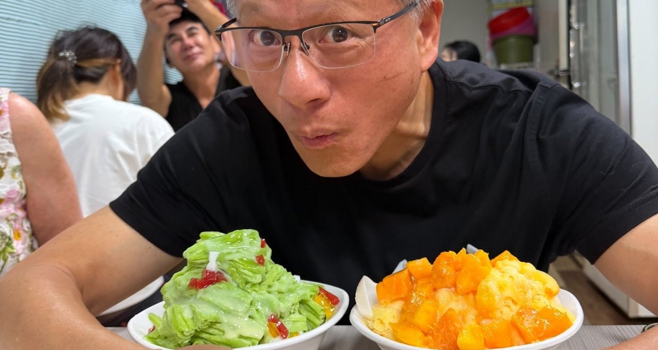 黄仁勋在夜市简直“魔了”:狂炫美食、狂撸猫狗、还偷吃女生烤玉米