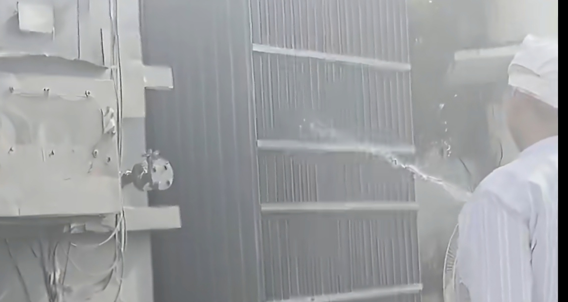 印度超48℃高温，电工用水和风扇降温变压器