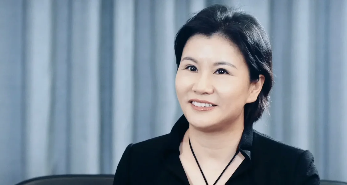 五岁时母亲病逝，父亲残疾，如今登顶中国女首富