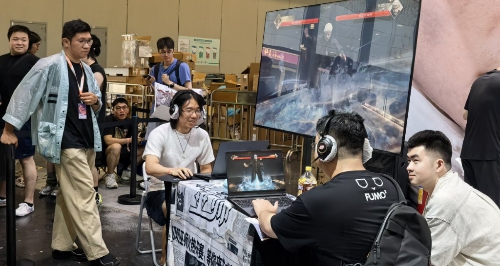 一個廢舊報紙做的遊戲展臺卻被玩家們包圍了…