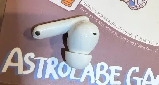 有誰在櫻侍試玩區丟了一個airpod耳機 快來拿 我們給你保管好了！