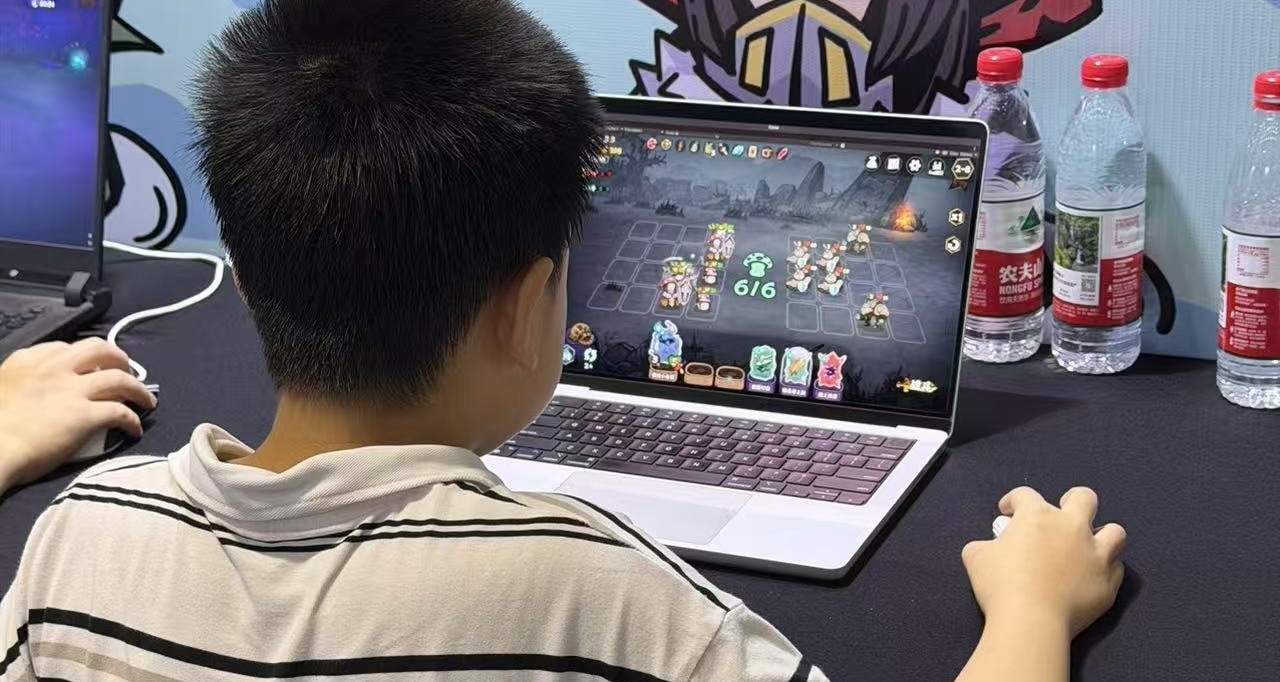 今天遇见了一位妈妈拉都拉不动的硬核小孩哥…😂
