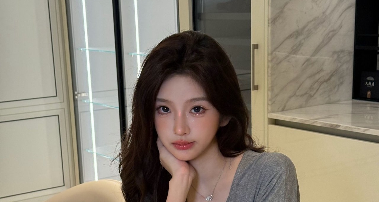 卢本伟官宣结婚，女方是美女网红巴旦木公主
