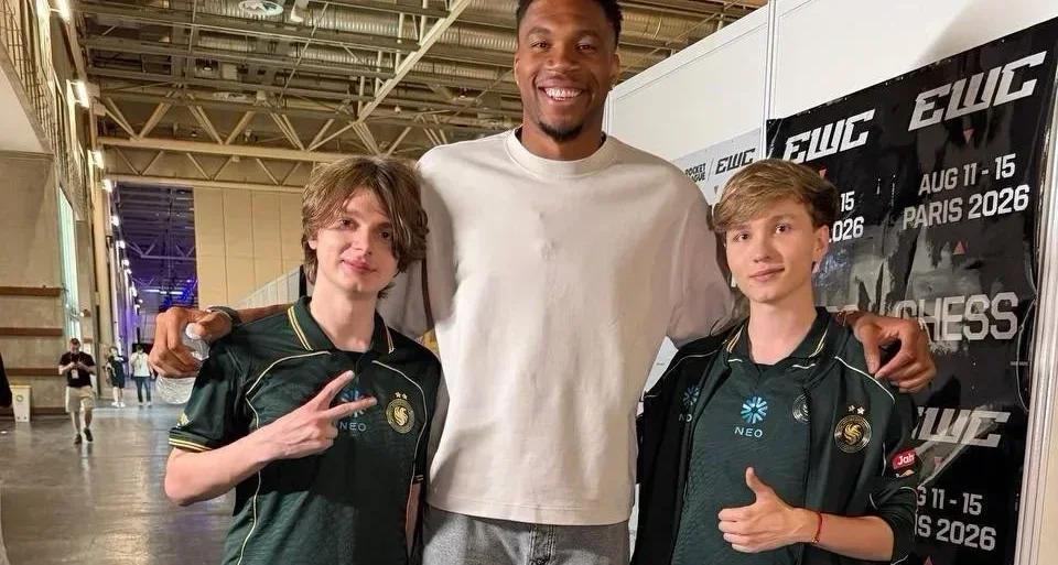 瞬間乖巧！EWC衆將與NBA球星字母哥合影