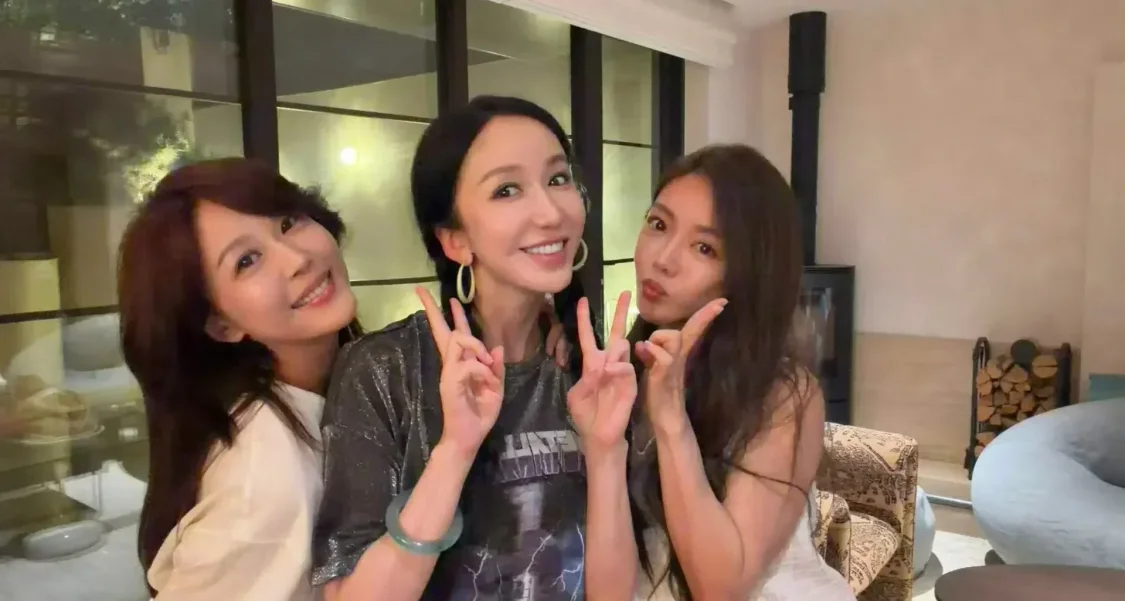 《爱情公寓》三位女主线下相聚！娄艺潇邓家佳李金铭同框引爆回忆