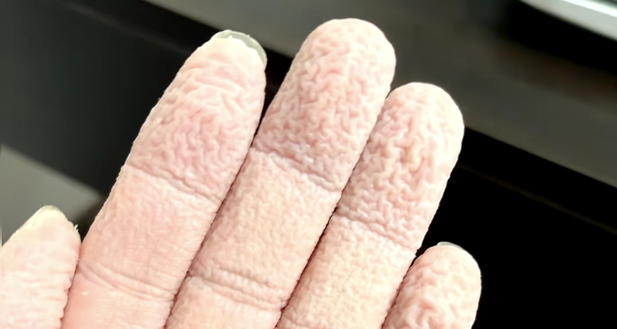 为什么洗澡时手指皮皱了，但脚趾不皱？