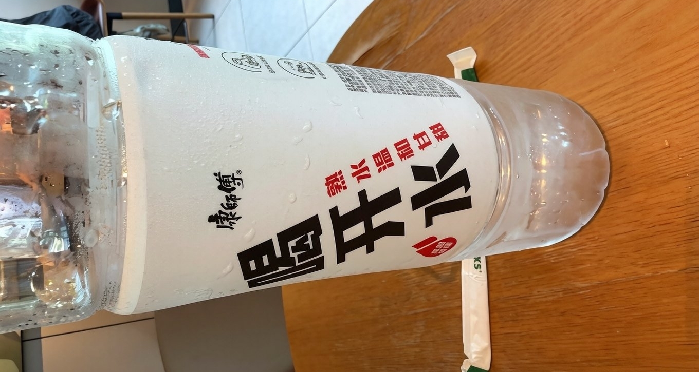 泰国网友因不懂中国安检规则闹笑话，一升“凉白开”一口气喝光！