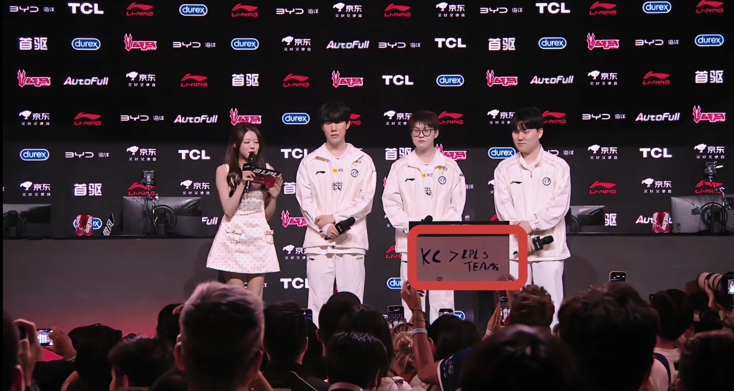 “KC＞LPL’s TEAMS？”IG赛后采访突发插曲，观众举牌挑衅引热议