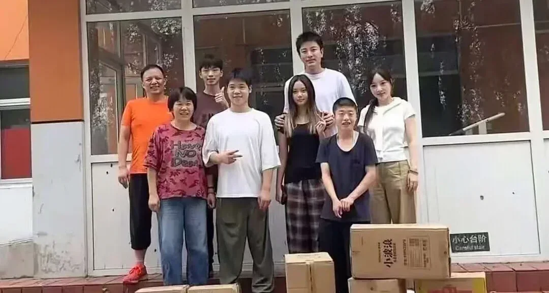 罕见同框！李小璐贾乃亮陪女儿甜馨做公益，一同帮扶脑瘫儿童
