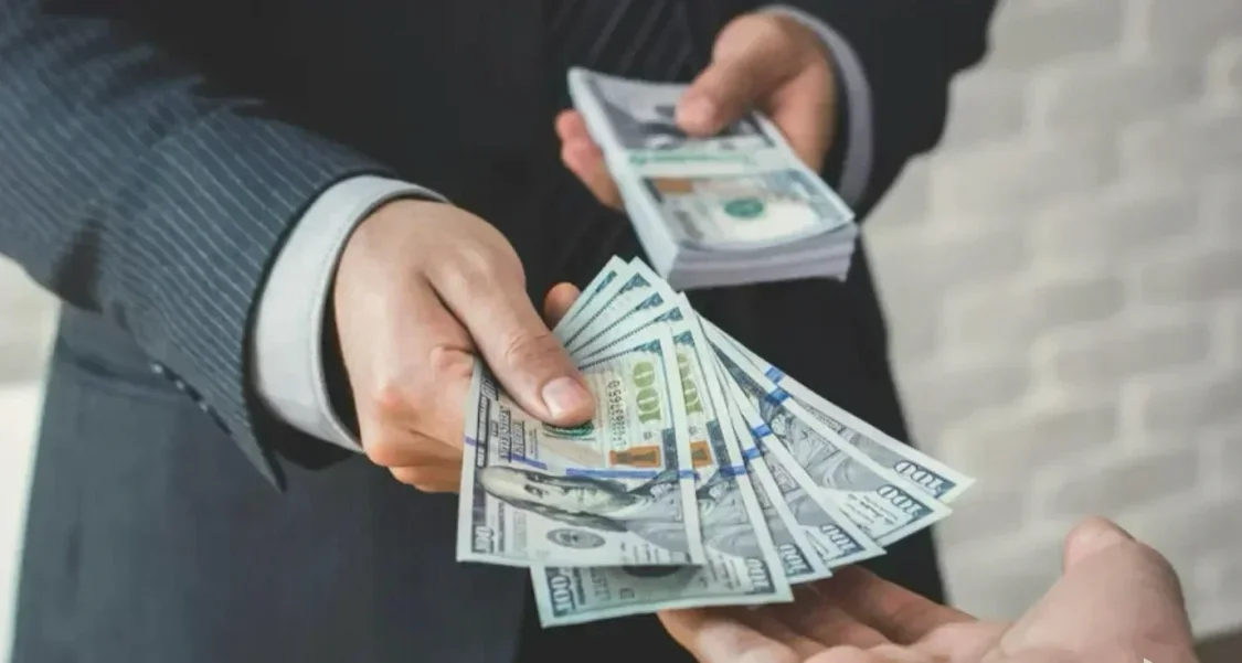 父親放貸給兒子買主機大結局：兒子轉嫁給同學，承諾給一個手柄！