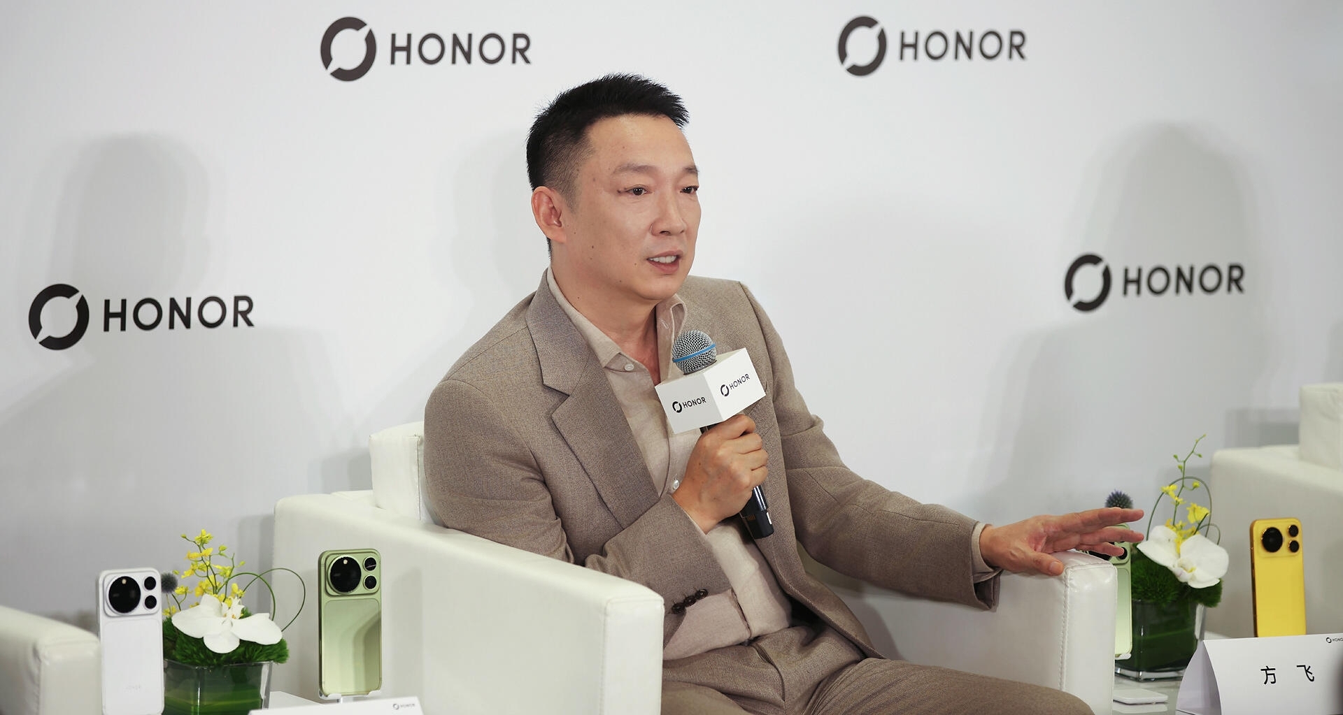 【荣耀CEO回应Magic 9系列定价：不把成本上涨完全传导给用户】