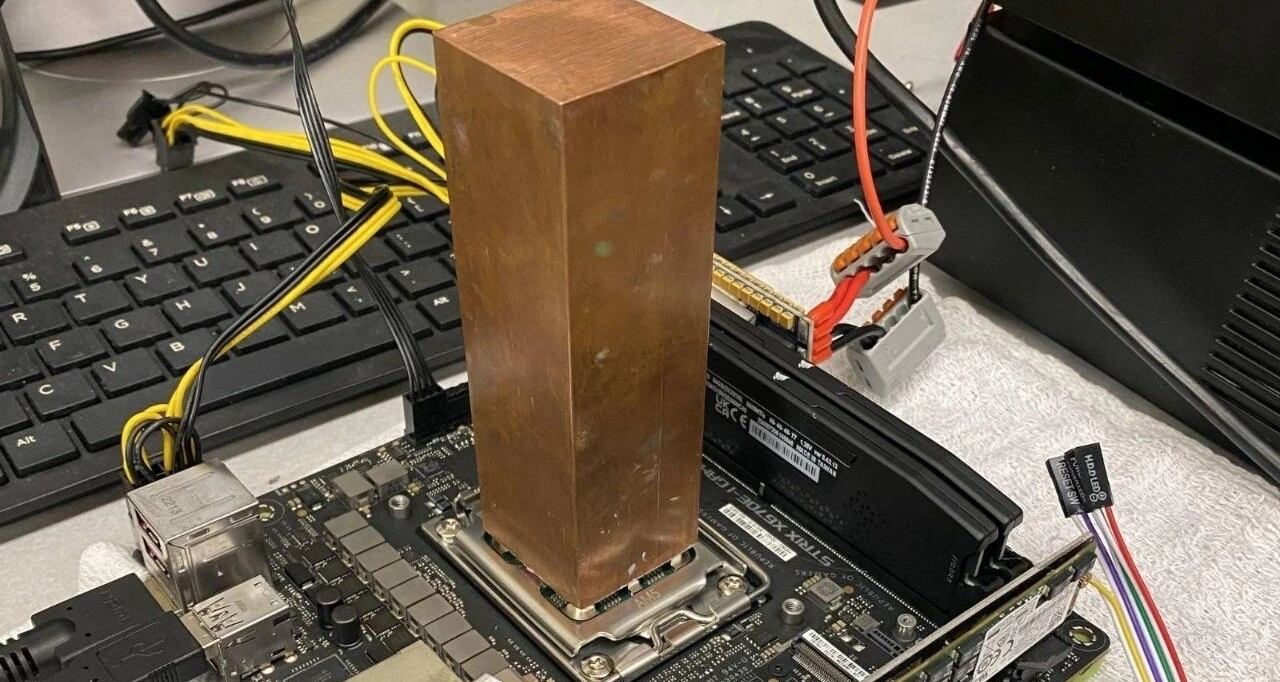 一根紫銅柱給 CPU 無風扇散熱