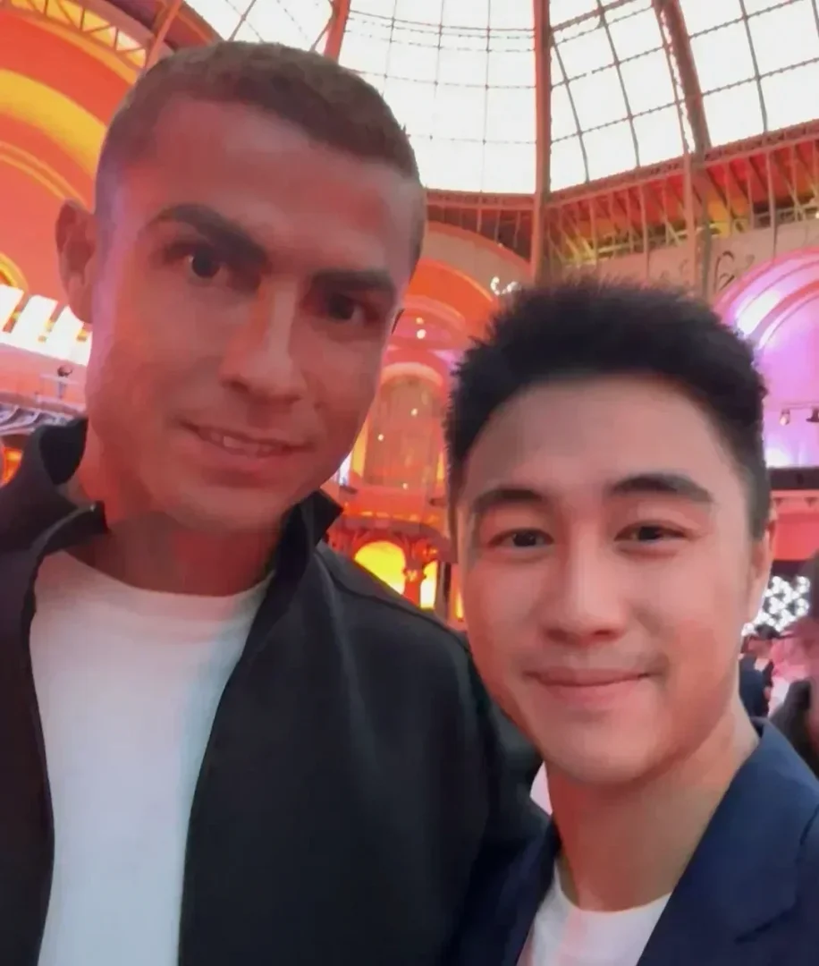 何猷君在评论区开炮了：C罗就是C罗，要么尊重要么走