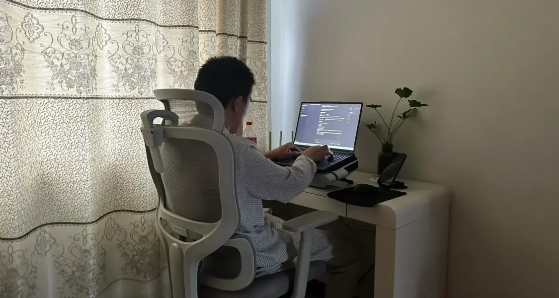 做游戏的丈夫哥说：AI能写代码，但写不出“为什么”