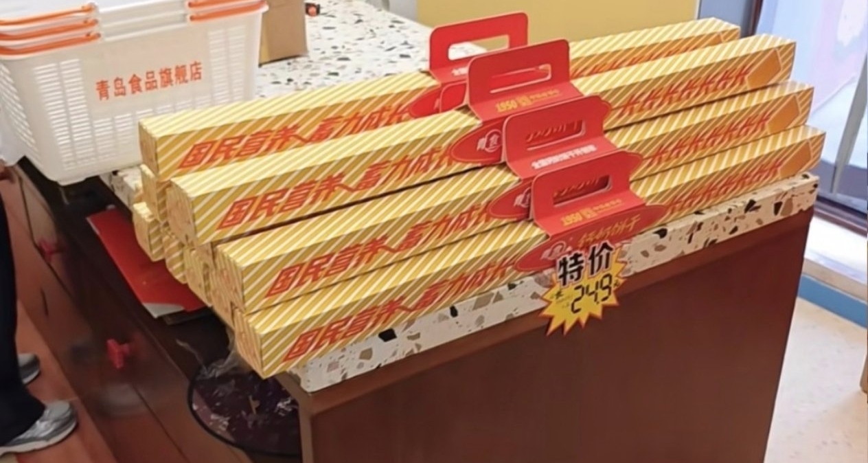 巨型網紅食品賽道洗牌！1米鈣奶餅乾持續走紅，超長蛋撻遇冷淘汰