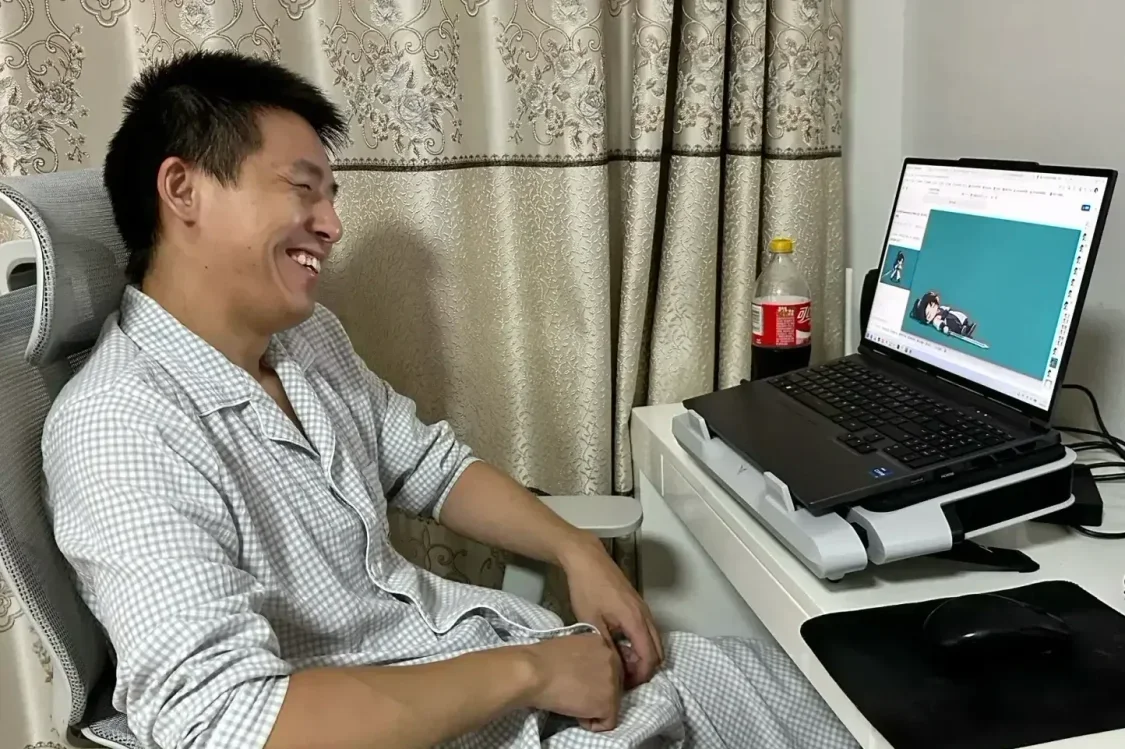 他让AI给主角做开场姿势，结果主角原地躺平了