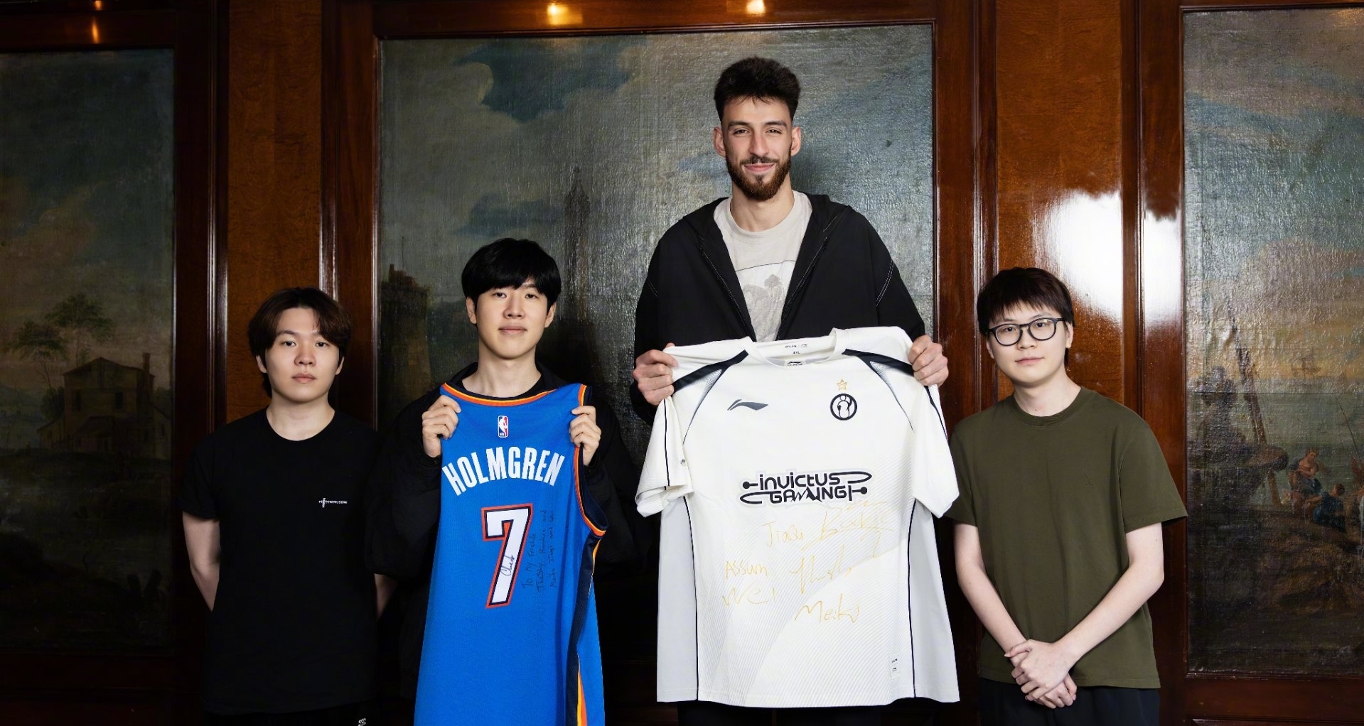 IG、TES于NBA雷霆队内线核心切特·霍姆格伦交换队服！