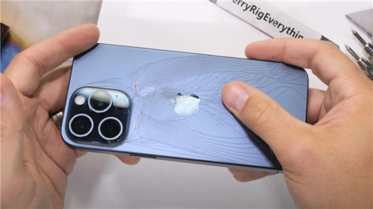 iPhone 15 Pro Max徒手掰彎暴力測試：後蓋幾秒就碎