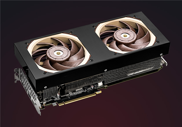 有點喪心病狂！RTX 4070硬是做成四插槽體積 堪比4090