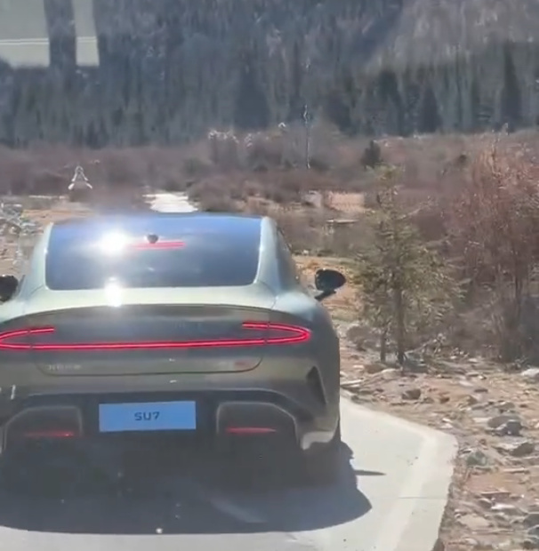 無僞裝！小米汽車實車上路曝光，比“證件照”更好看