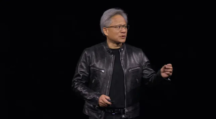 英偉達 CEO 黃仁勳換了件皮衣：蜥蜴壓花小牛皮，售價 8990 美元