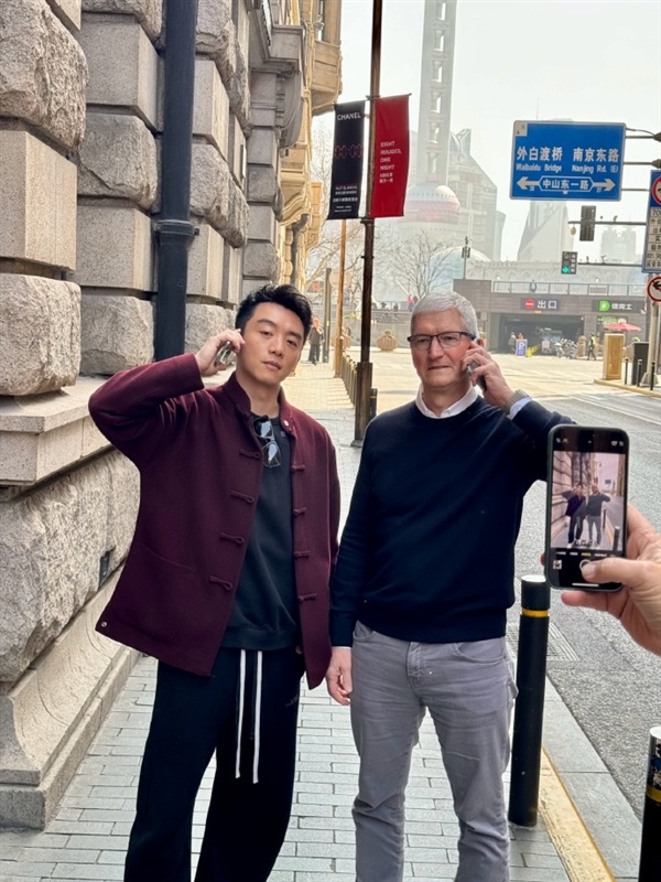 蘋果CEO庫克現身上海！與鄭愷街拍合照 網友：夢幻聯動