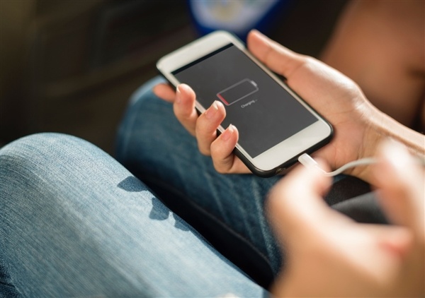 iPhone用戶沒法直視！全球手機平均充電功率34W：中國輕鬆達50W
