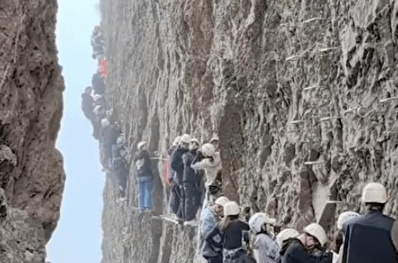 雁荡山攀岩拥堵游客挂半山腰1小时 如需救援300元1人