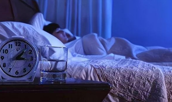 專家提醒半夜醒了別看時間 會影響睡眠質量