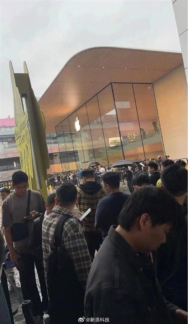 絕！iPhone16開賣：北京上海用戶暴雨中在蘋果店排隊等買