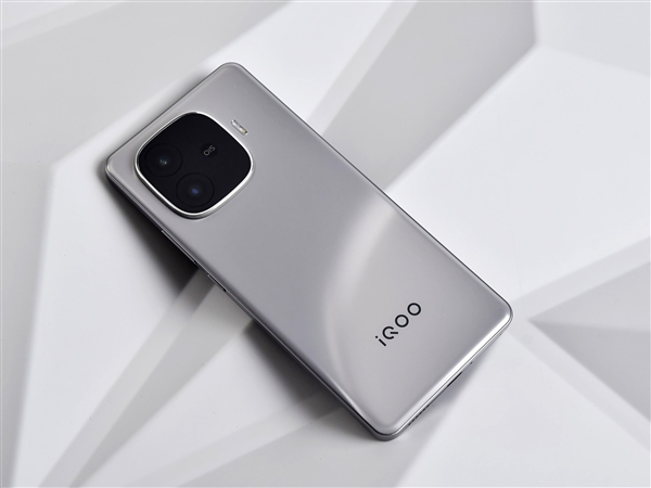 iQOO Z9 Turbo+上手：性能猛獸+續航怪獸