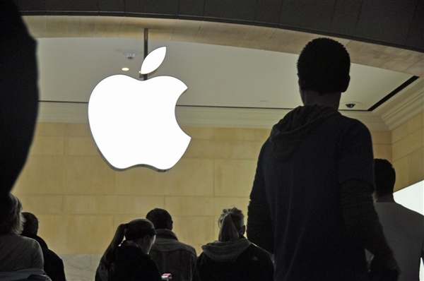 曝蘋果已測試多款iPhone摺疊屏原型機！但均有明顯摺痕