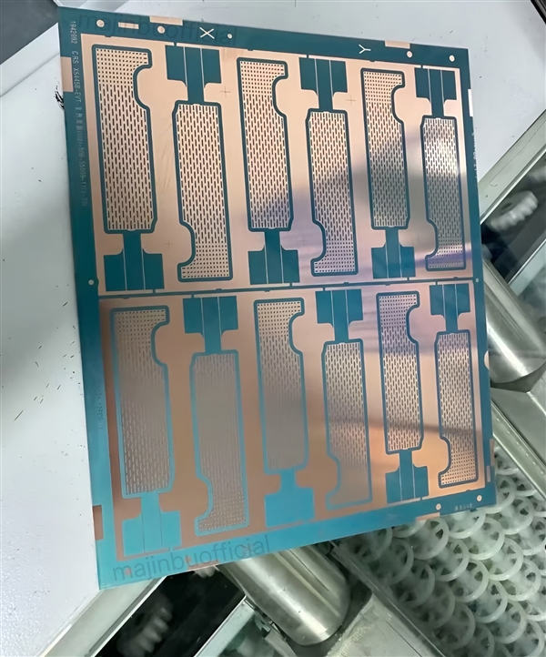 苹果iPhone 17 Pro首次堆散热：均热板谍照曝光