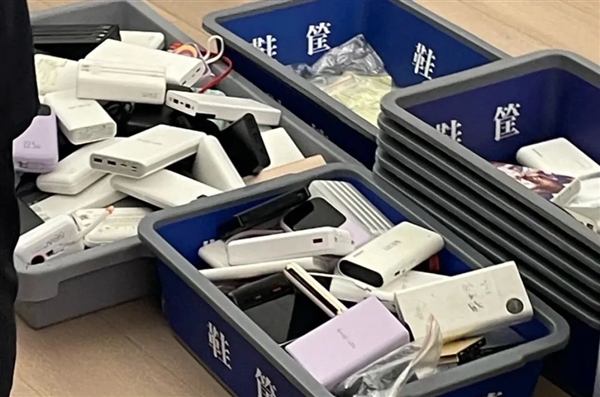 網友曬現場圖：機場成筐的充電寶被攔！假3C認證一眼識破