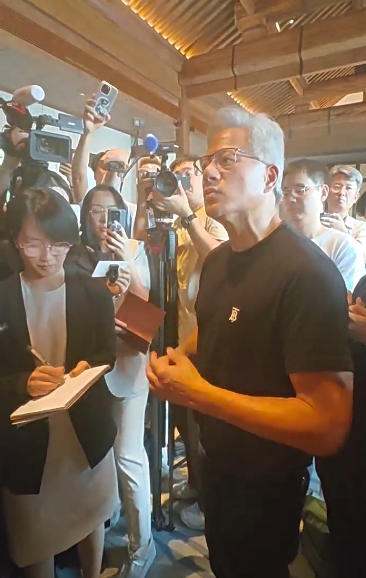 4万亿美元CEO用啥手机 黄仁勋晒机：纯正安卓系统 非常干净