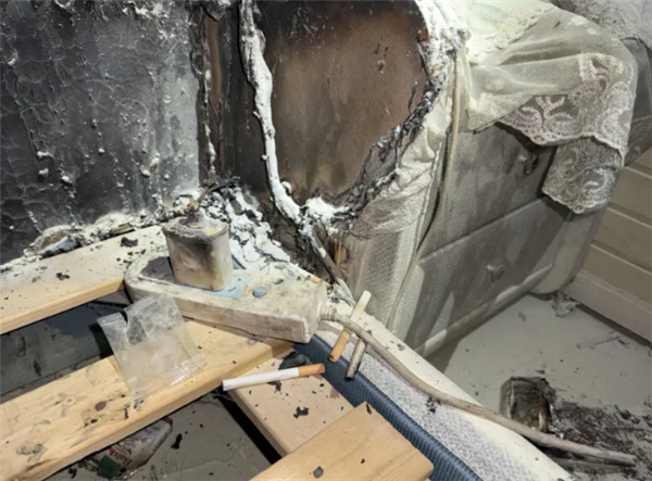 凌晨2點手機突然在臥室爆炸 幸虧男子在洗澡