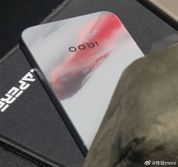 iQOO 15真機突然泄露：紅白灰配色極其罕見