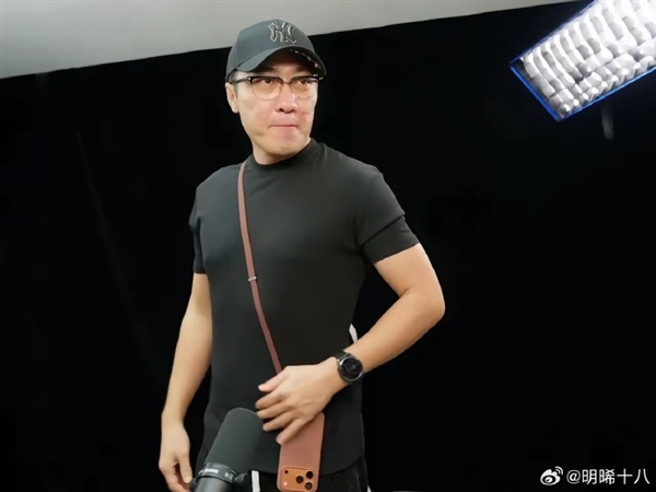 479元一根的苹果17挂绳真有人买：王自如晒上身效果！如何