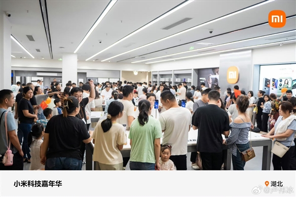 小米門店人山人海 盧偉冰：供應鏈團隊駐廠 儘快供應小米17