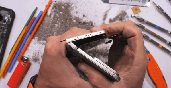 博主徒手掰谷歌摺疊屏時手機突然起火爆炸！頭回見這種情況