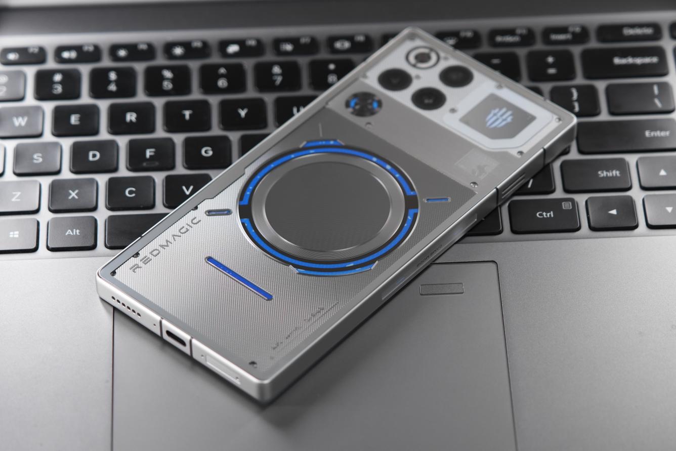 紅魔11 Pro+評測：水冷加持的科幻性能猛獸