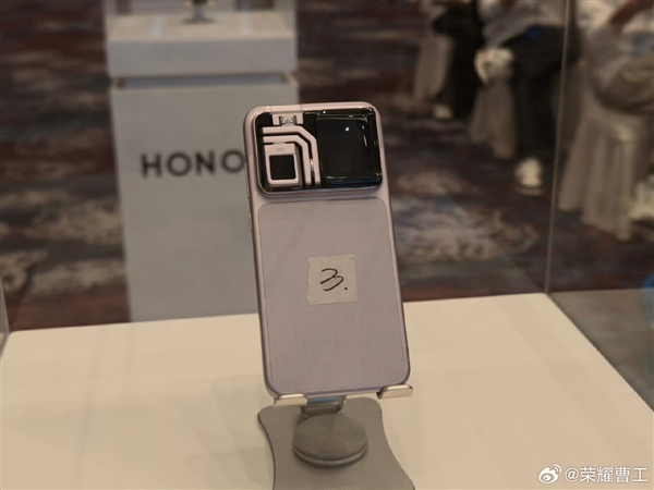 史上首款机器人手机！荣耀ROBOT PHONE真机首次亮相