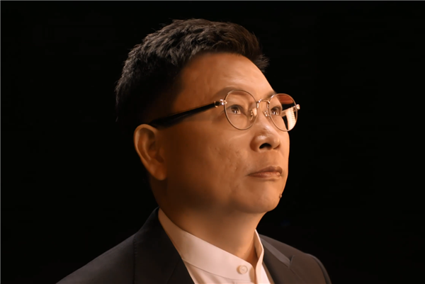 华为Mate 80 Pro Max真机公布！双圆环设计 外观史无前例