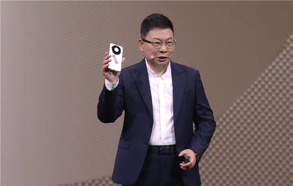 華爲Mate 80首發亮相！餘承東手持真機：8字雙環獨一無二