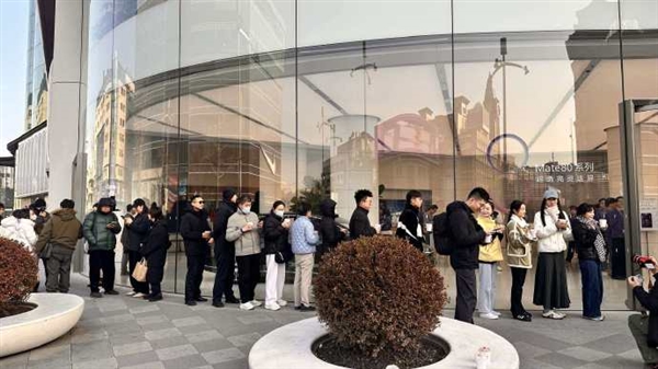 华为Mate80首销火爆！线上秒罄 线下门店再现排队盛况
