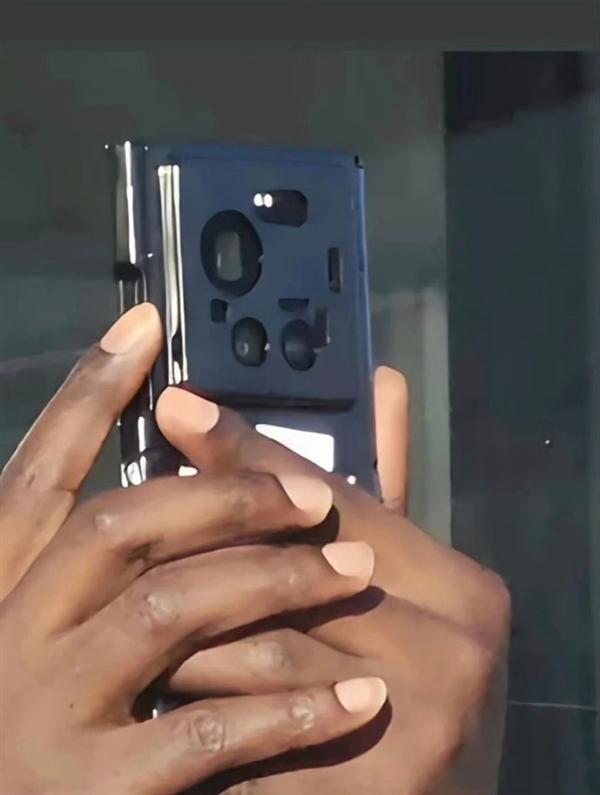 确认三摄！小米17 Ultra真机现身