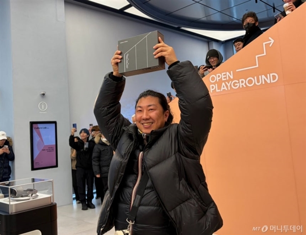 全球首個三星三摺疊屏用戶誕生：42歲 嚴寒中排隊24小時